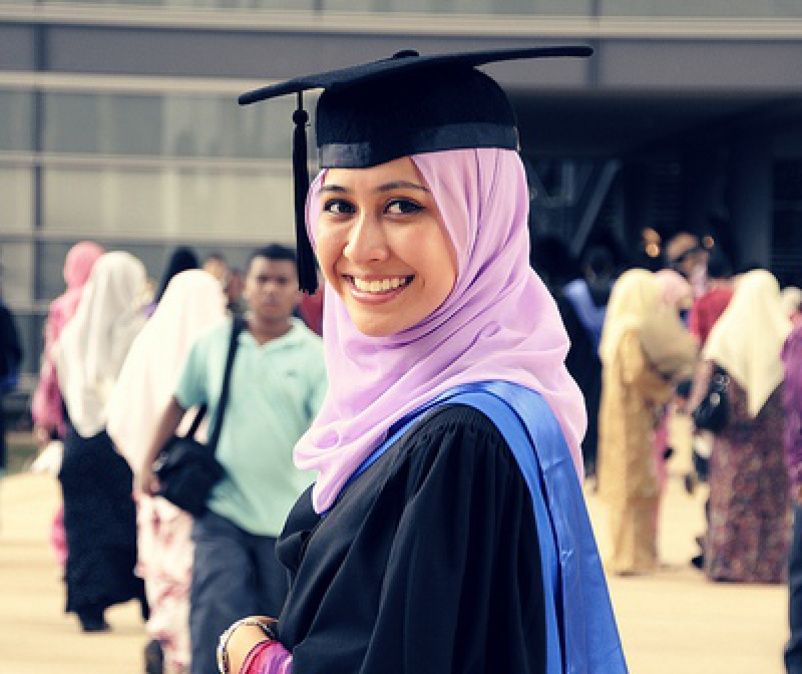 Мусульманки девственницы. Мусульманка. Студенты в хиджабе. Мусульманка на выпускном. Хиджаб на выпускной.